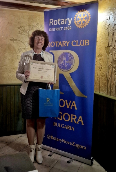 Ротари клуб Нова Загора - отличия за изявени просветни дейци от общината. 