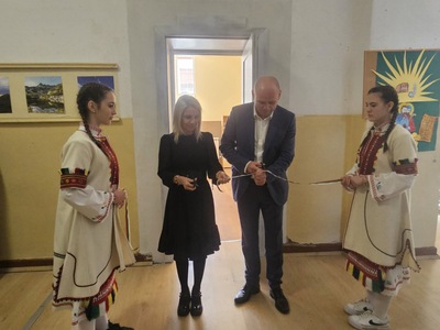 С грижа за образованието: Ротари клуб Банско - Разлог дари интерактивна дъска за учениците в ОУ “Св. Климент Охридски” гр. Добринище