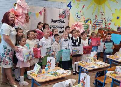 Традиционно РК Нова Загора откри учебната година с подаръци за първокласниците.